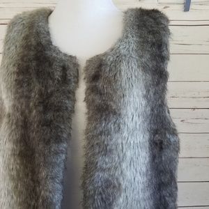 NEW 2b Bebe faux fur vest L